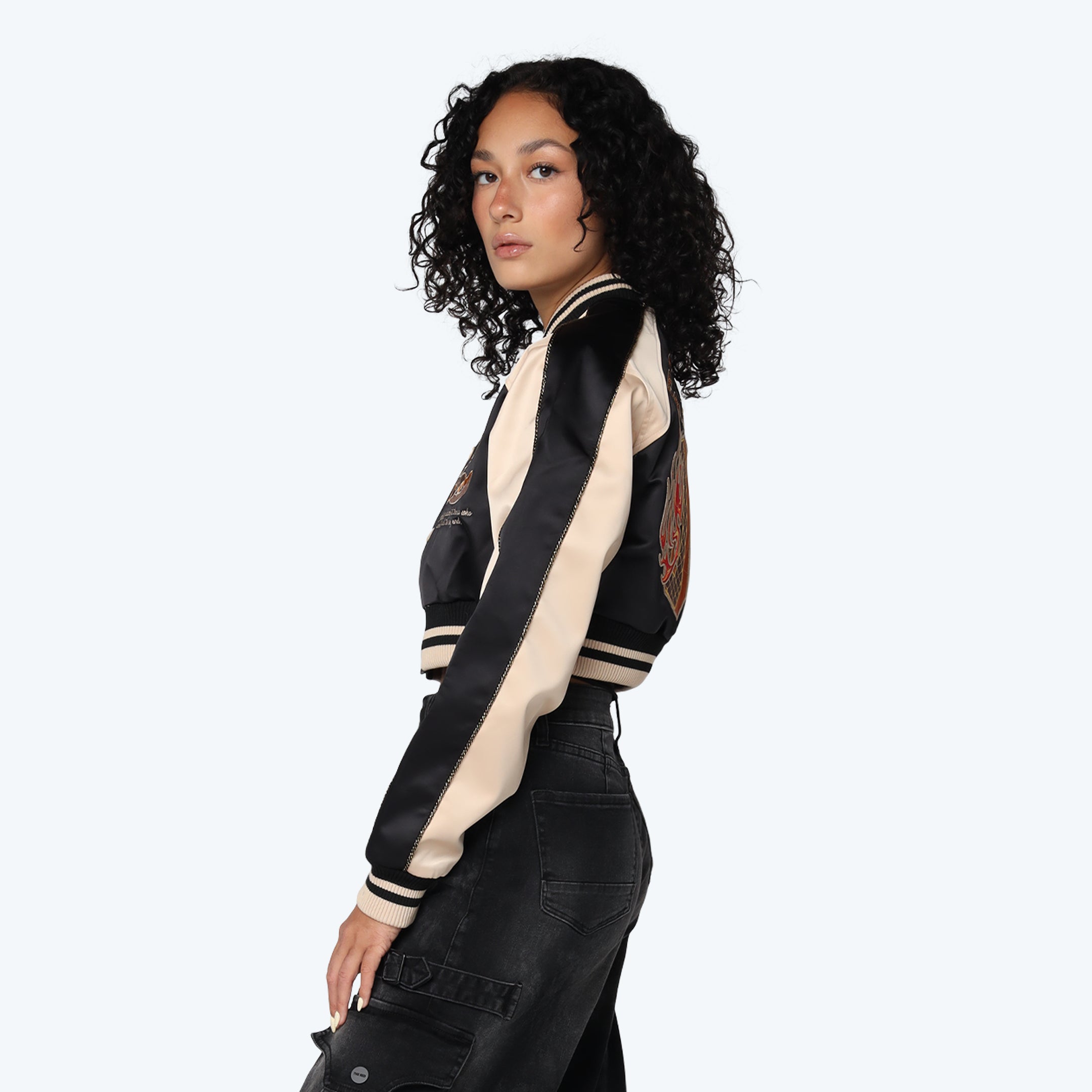 EW25670_BLACK_AP25705_CARBONBLACK_02_TOPCROP_2.webp