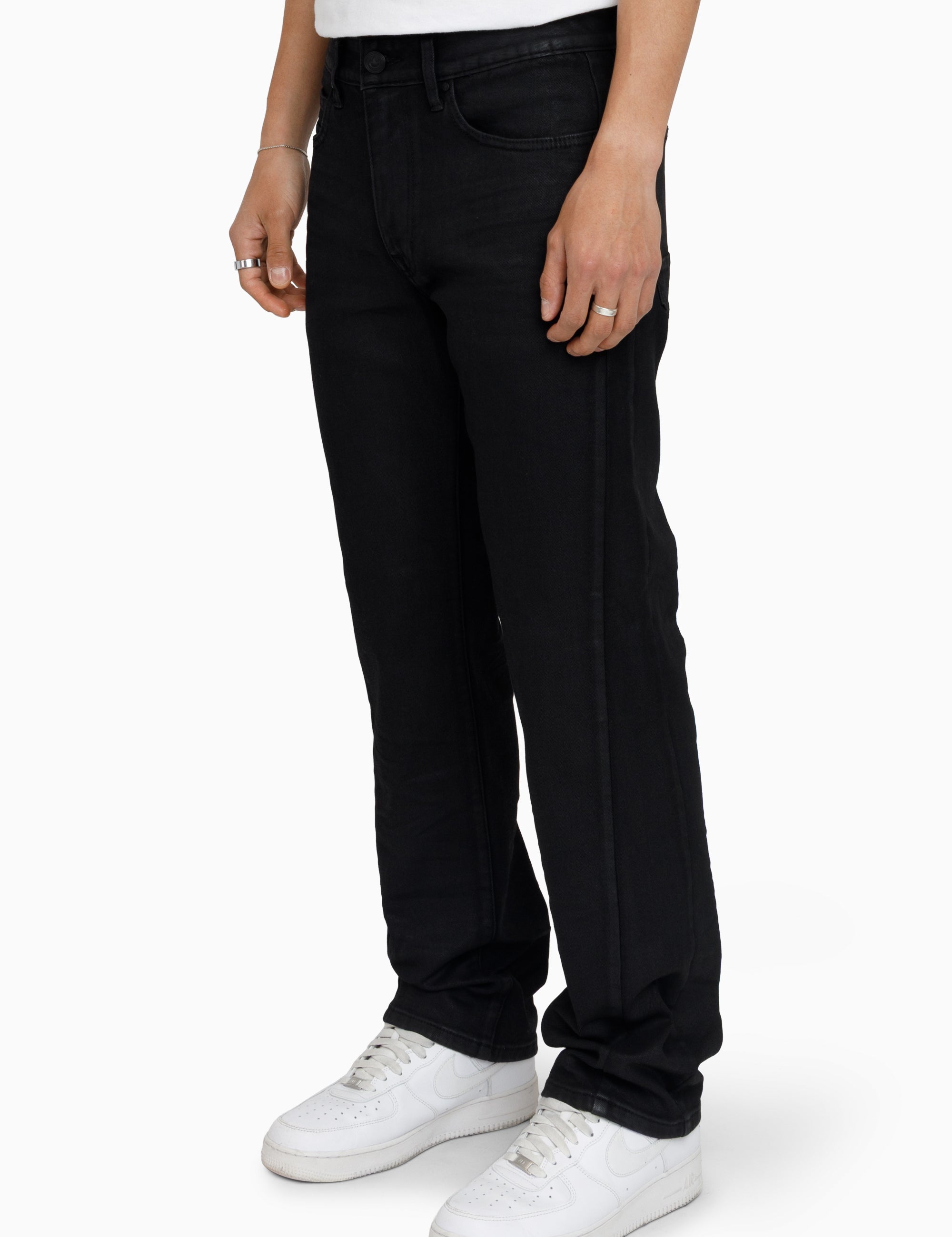 JP26F233_GLOWBLACK_02.jpg
